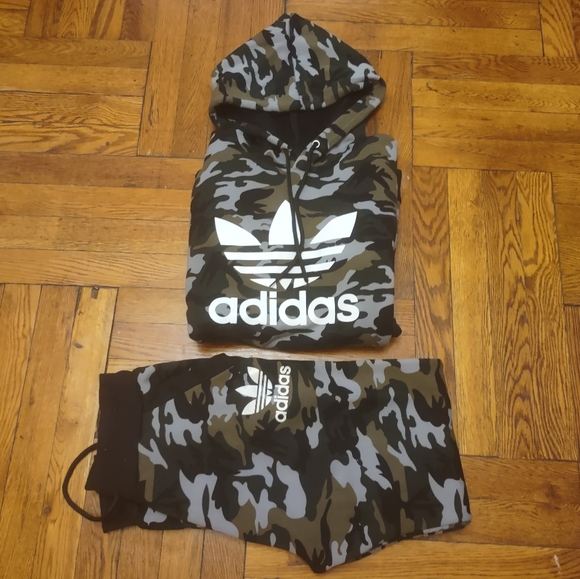 Great Condition!! Cool Camouflage Adidas women sweatsuit - Picture 2 of 4